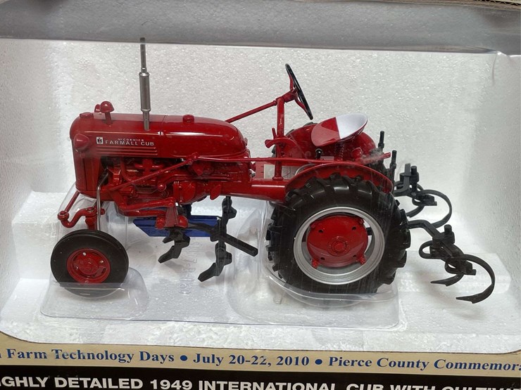 1/16-farmall-cub-w/cultivators-2010-wisconsin-nib-sc-image-2