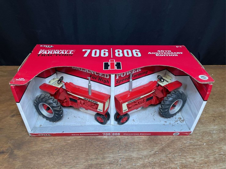 1/16-farmall-706-+-806-set-40th-anniversary-nib-ertl-image-4