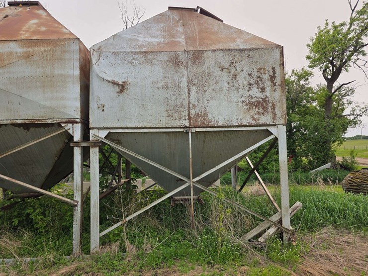 (2)-lowry-30-ton-bulk-bins,-loading-is-available-image-9