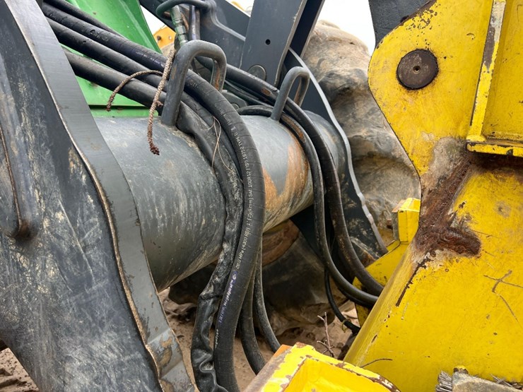 2019-deere-843l-image-24