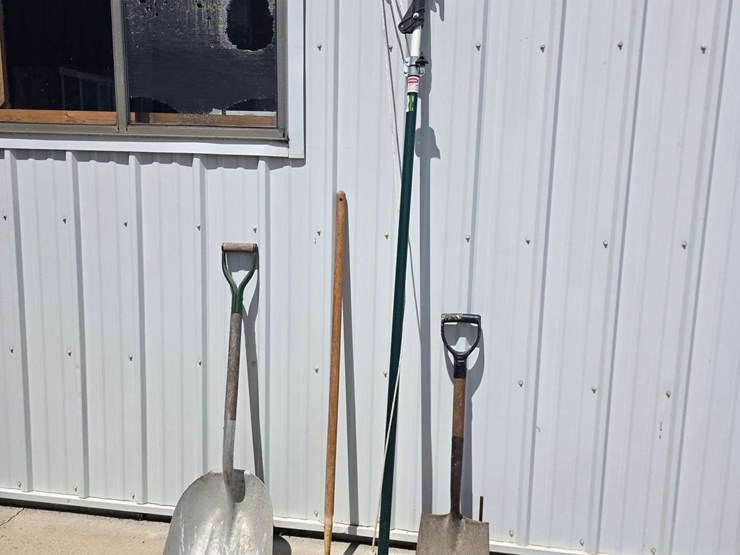 pole-saw,-shovel,-spade,-chord,-hoe,-2-light-globes-image-1