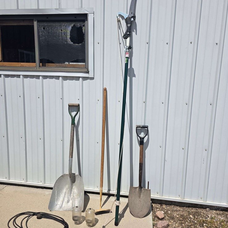 Pole Saw, Shovel, Spade, Chord, Hoe, 2 Light Globes