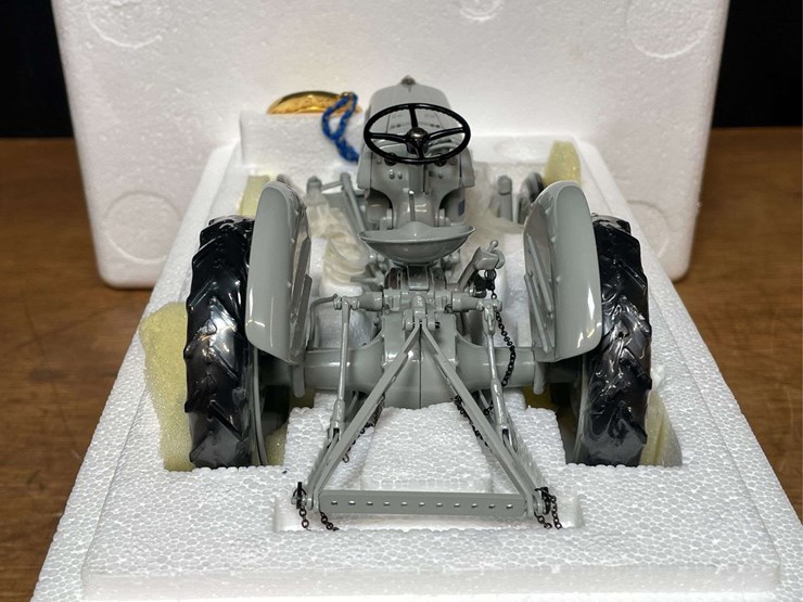 1/16-ford-9n-precision-nib-ertl-image-7