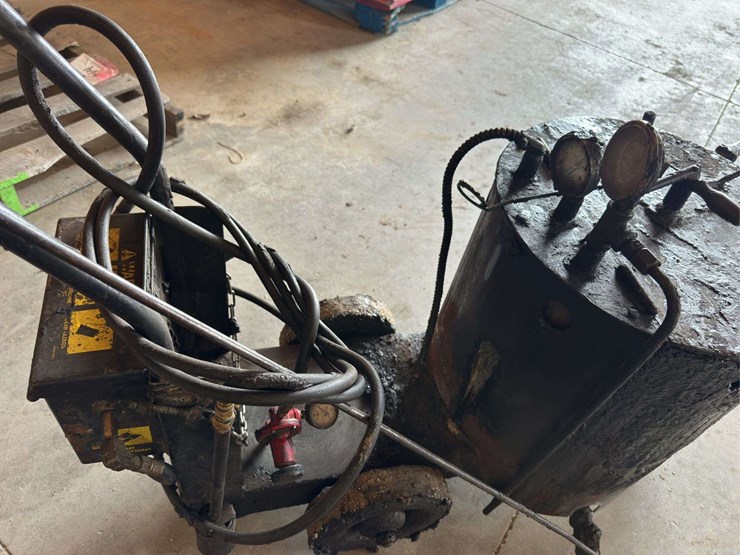 marathon-rubber-machine-for-filling-cracks-in-asphalt-image-3