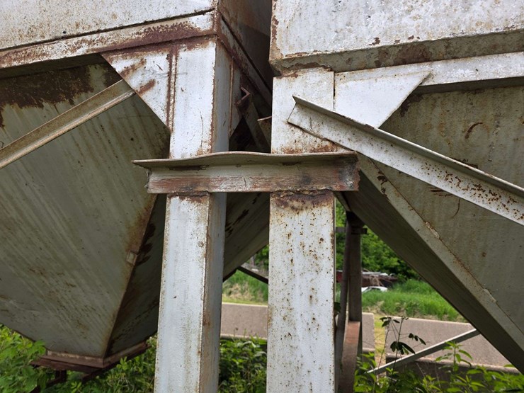 (2)-lowry-30-ton-bulk-bins,-loading-is-available-image-14