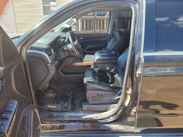 2015-chevrolet-suburban-1500-image-10