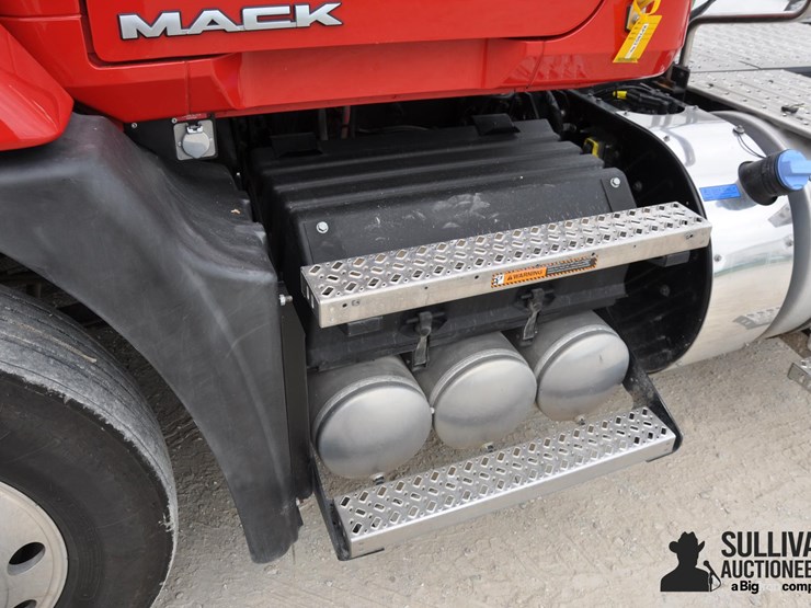 2016-mack-pinnacle-cxu613-t/a-day-cab-truck-tractor-image-15