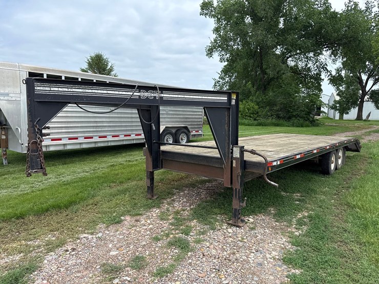 1994-dct-dressen-8ft-x-26ft-gooseneck-flatbed-trailer-image-1