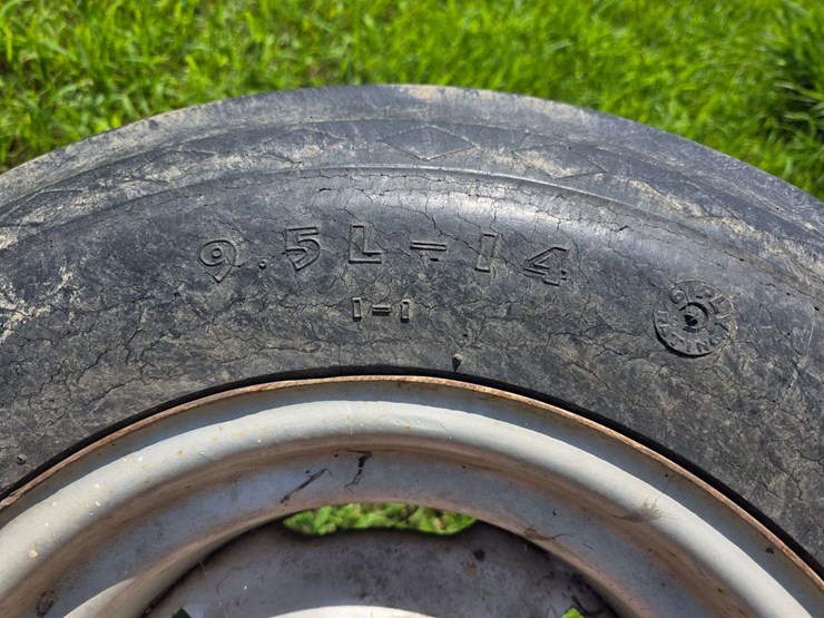 (2)-lift-assist-arms-with-9.5l-14-tires-and-cylinders,-off-no-till-drill,-buying-both-for-one-money-image-7