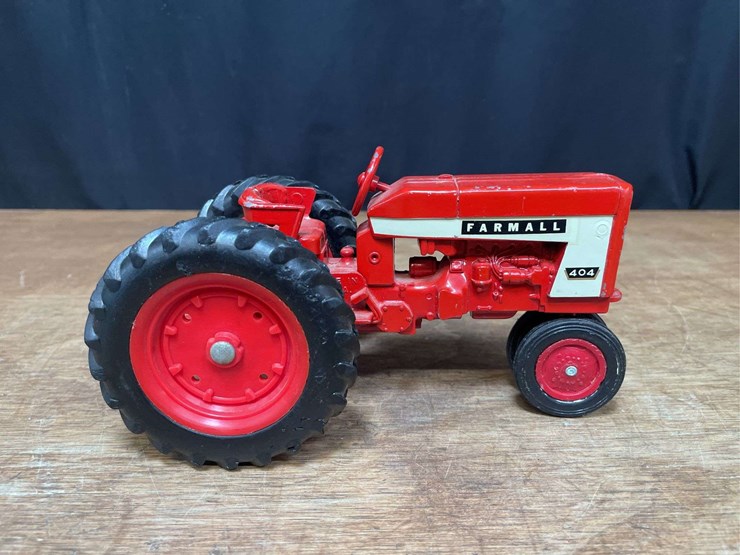 1/16-farmall-404-ertl-image-7
