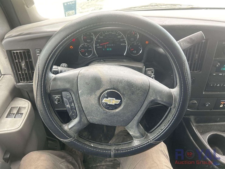 2017-chevrolet-express-2500-image-10
