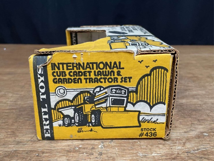1/16-ih-cub-cadet-1650-l&g-set-nib-ertl-image-5