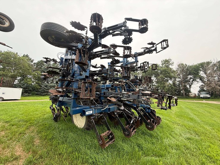 blu-jet-strip-till-machine,-set-up-for-liquid-fertilizer-and-anhydrous,-24-row-30”,-(60’-wide),-320/-image-10