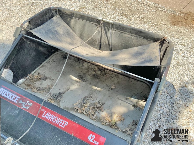 huskee-42”-lawn-sweep-image-14