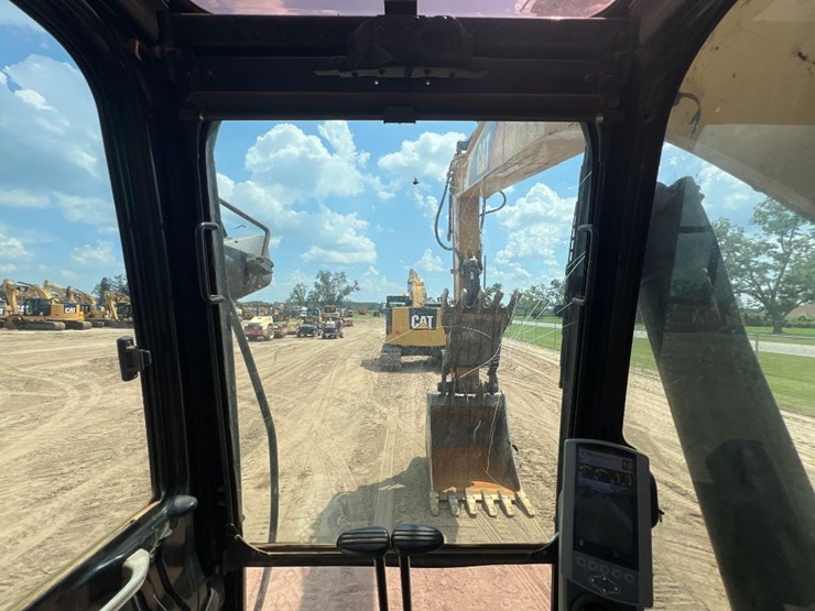 caterpillar-320fl-image-44