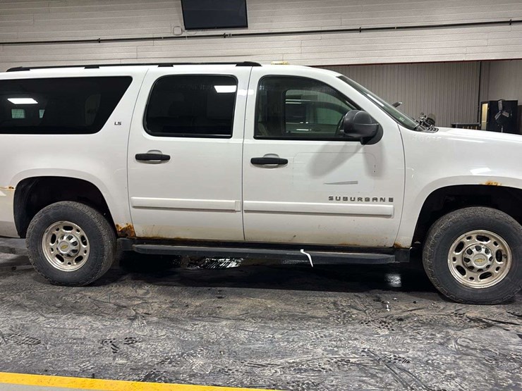 2007-chevrolet-suburban-image-6