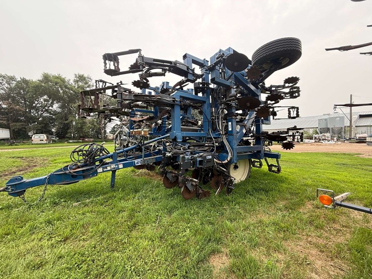 blu-jet-strip-till-machine,-set-up-for-liquid-fertilizer-and-anhydrous,-24-row-30”,-(60’-wide),-320/-image-12