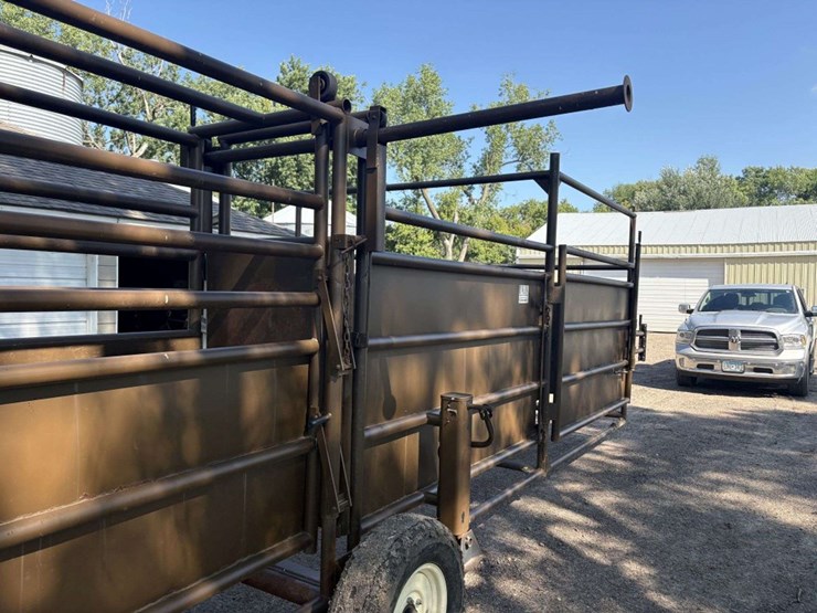 bz-welding-portable-cattle-tub/alley,-adjustable-width-alley,-slide-gates-on-both-ends-of-alley,-tub-image-15