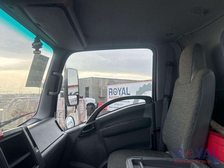 2021-isuzu-nrr-image-13