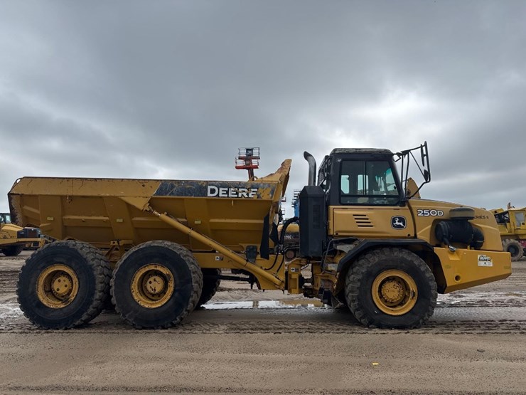 2014-deere-250d-image-5