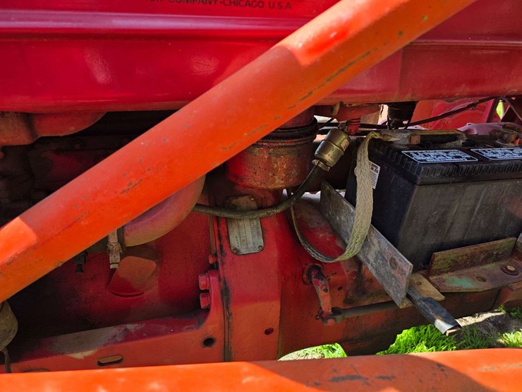 farmall-h-with-dual-loader,-wide-front,-6.00-16-fronts,-13.6-38-rears,-540-pto-with-loader-pump,-whe-image-8
