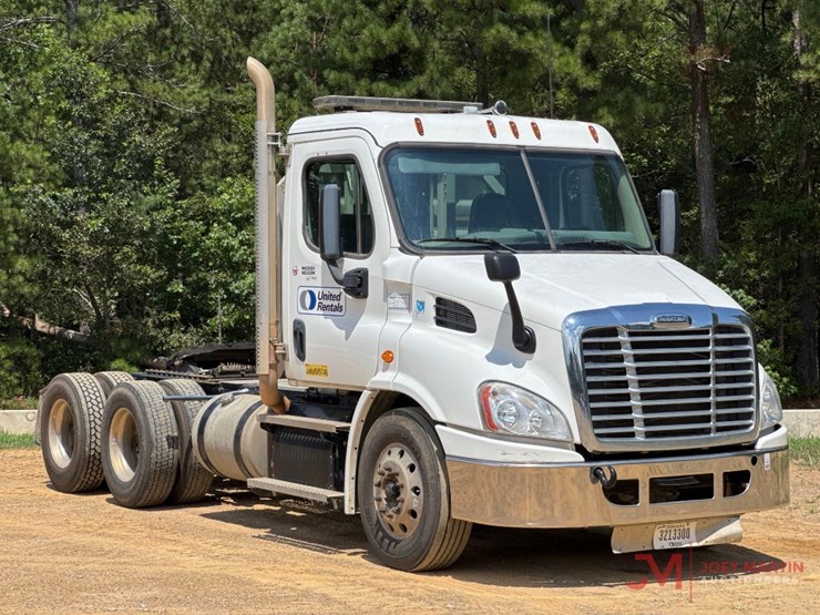 2020-freightliner-day-cab-truck-tractor-image-1
