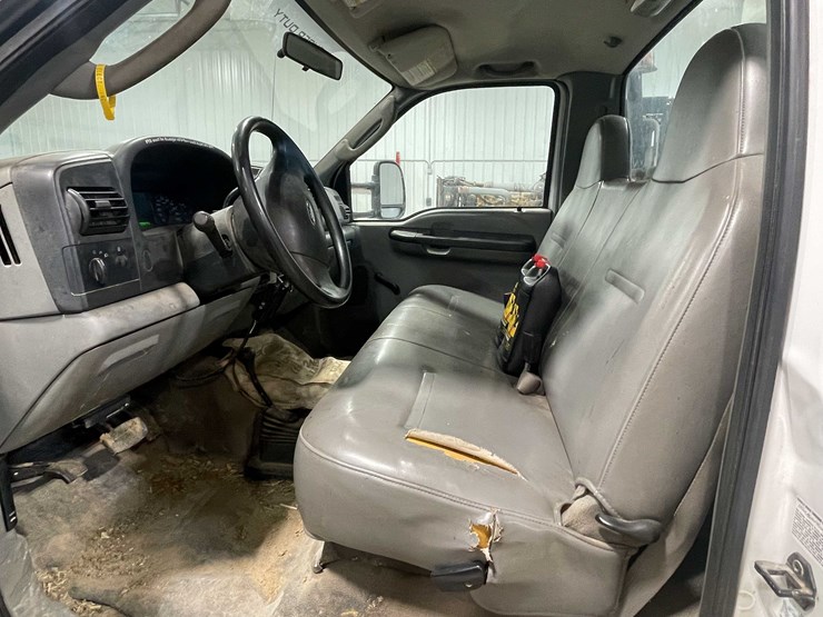 2005-ford-f550-xl-image-25