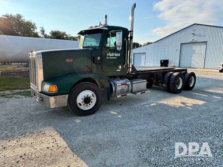 1993-peterbilt-377-image-14
