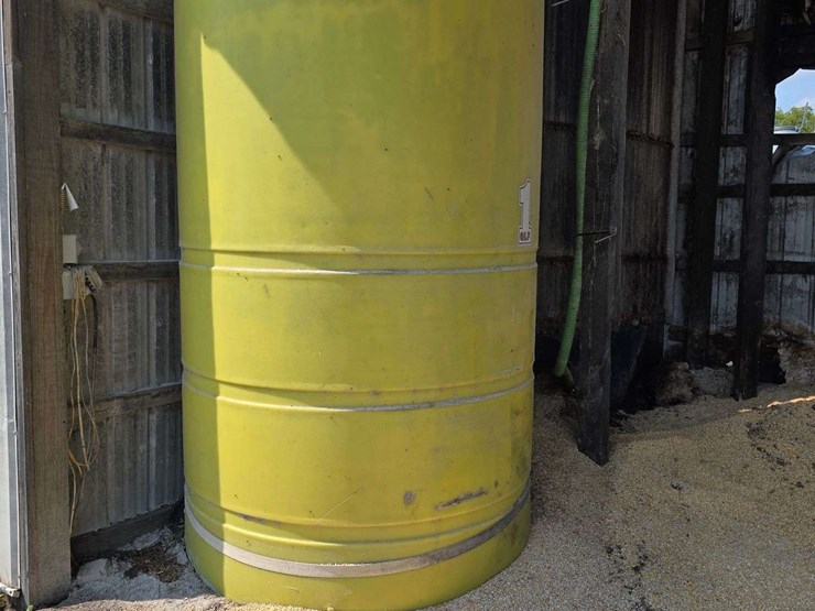 1500-gallon-poly-tank,-plumbed-2”,-qlf-brand,-was-used-for-molasses,-pump-is-in-unknown-working-cond-image-4