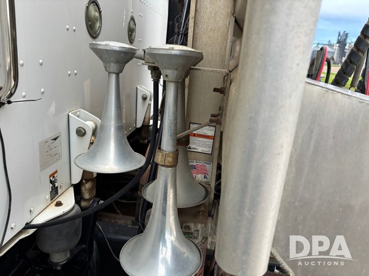 2012-peterbilt-386-image-45
