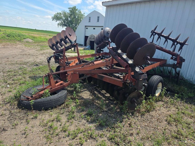ih-470-tandem-disk,-manual-fold-wings,-9.5l-14-tires-on-6-bolt-rims,-hydraulic-lift,-rear-hitch,-dis-image-4