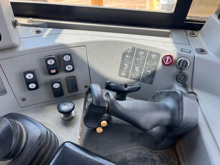 2015-caterpillar-d9t-image-32