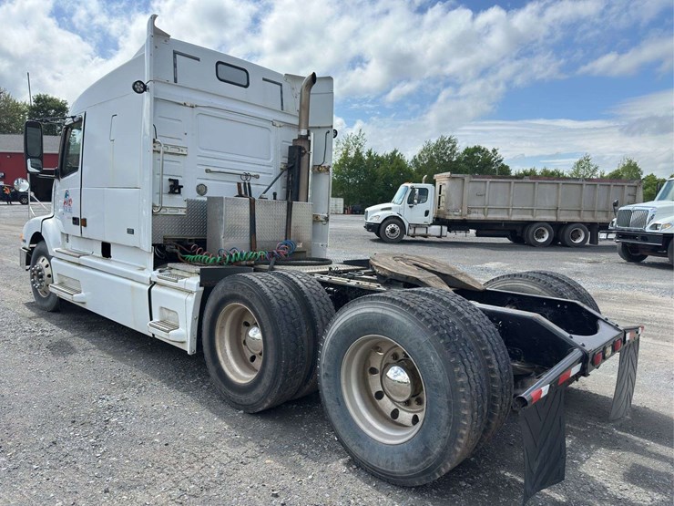 2002-volvo-vnl-t/a-truck-tractor-with-single-bunk-image-4