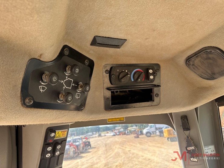 2011-caterpillar-140m2-image-23