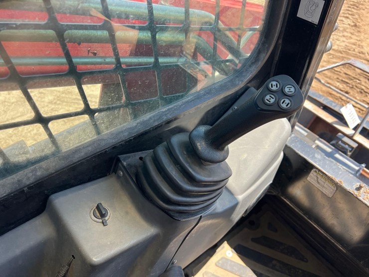 2014-takeuchi-ts70r-image-22