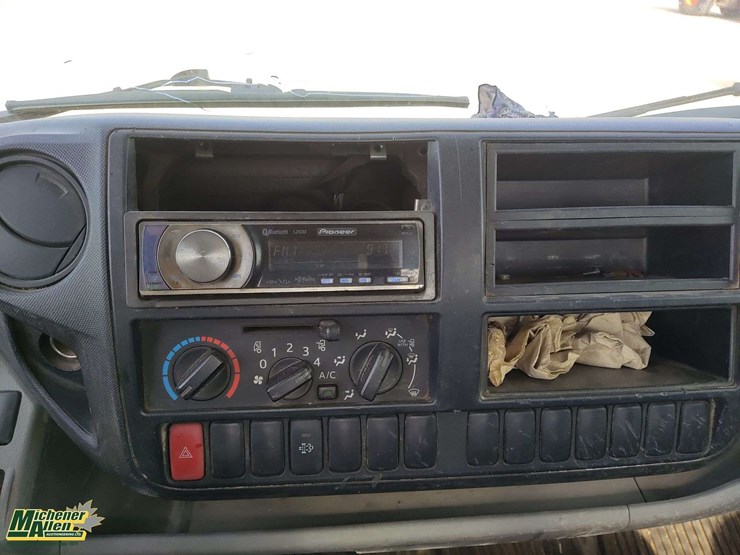 2012-hino-155-image-12