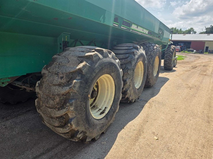 houle-7300-gallon-manure-tank,-3-axle,-front-and-back-axles-steer,-725/65-26-tires,-was-used-in-spri-image-22