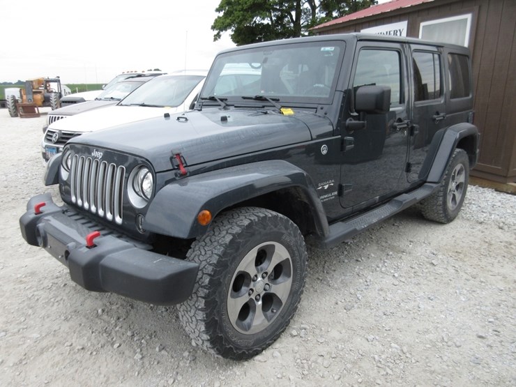2017-jeep-wrangler-unlimited-sahara-image-1