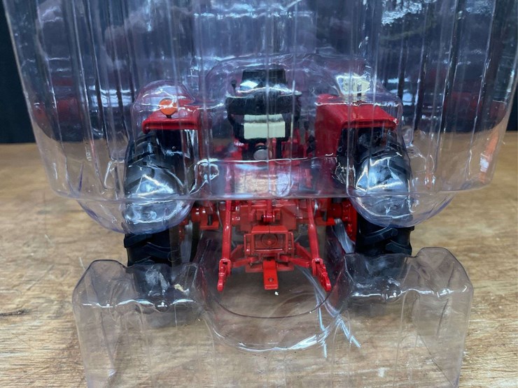 1/16-farmall-656-hydro-2011-ttt-nib-ertl-image-5