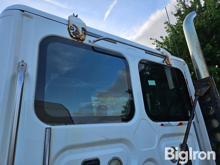 2012-freightliner-cascadia-125-image-14