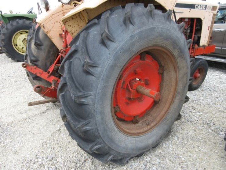 case-830-tractor-image-7