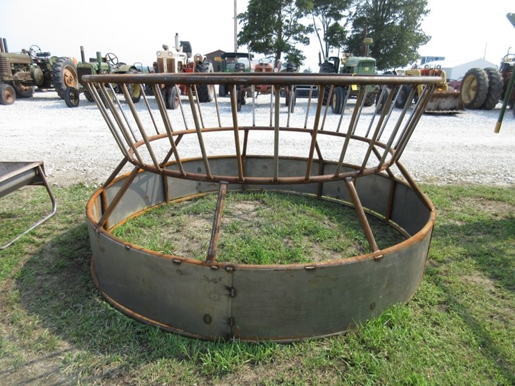 round-bale-feeder-with-skirt-image-3