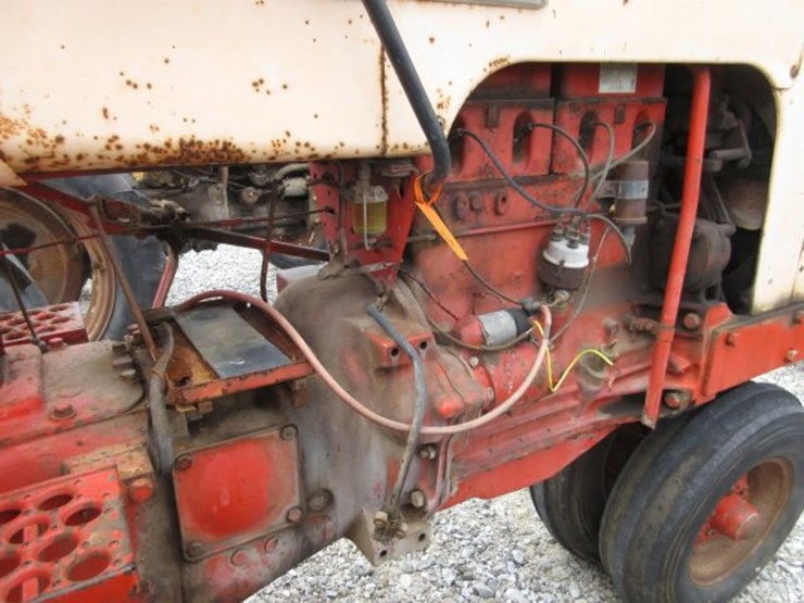 case-830-tractor-image-8