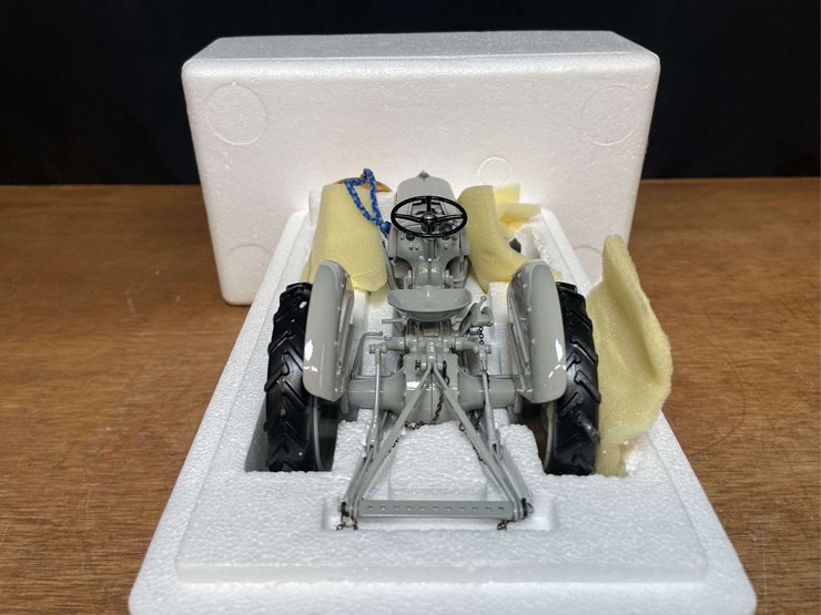 1/16-ford-9n-precision-nib-ertl-image-6