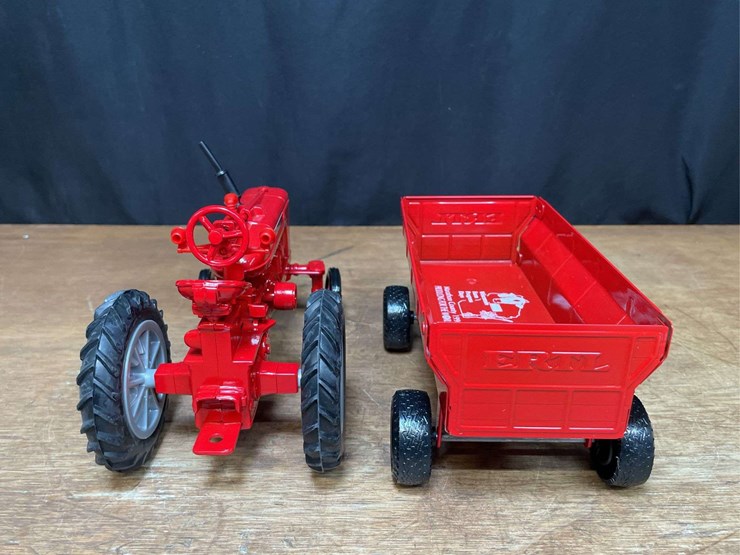 1/16-farmall-super-m-ta-+-wagon-1996-wisconsin-nib-ertl-image-6