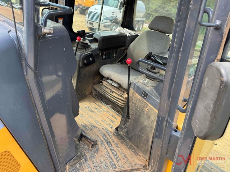 2015-deere-700k-lgp-image-26