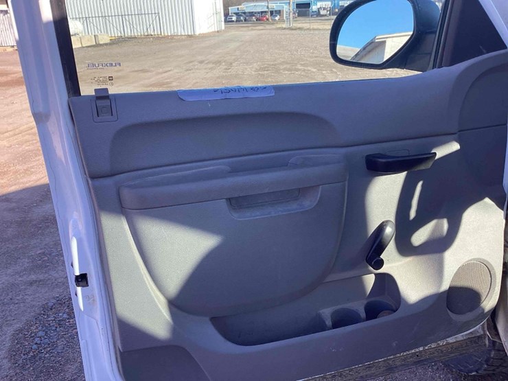 2013-chevrolet-silverado-2500-image-32