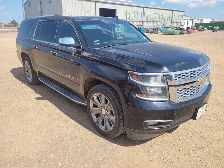 2015-chevrolet-suburban-1500-image-2