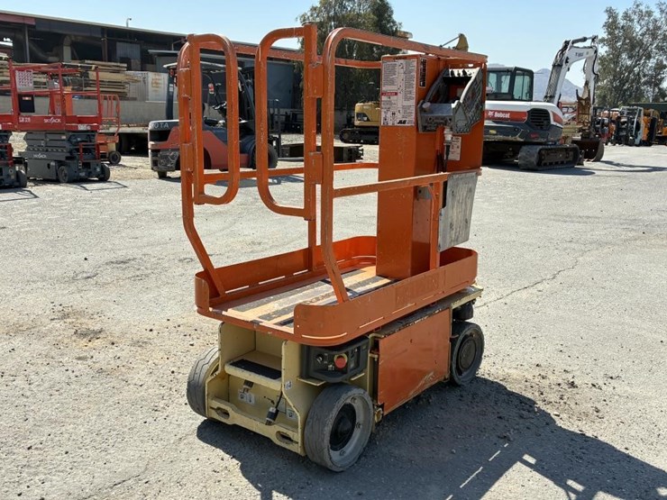 2010-jlg-1230es-image-3