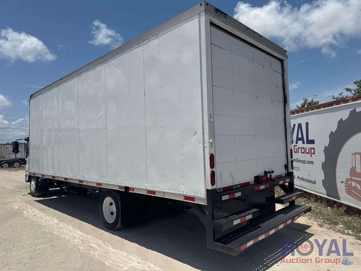 2019-isuzu-npr-image-3